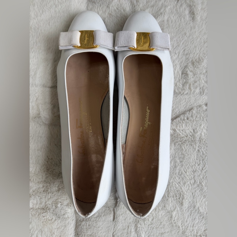 $895 Ferragamo Vara Bow White Leather Low Pumps 8.5 - Picture 6 of 8